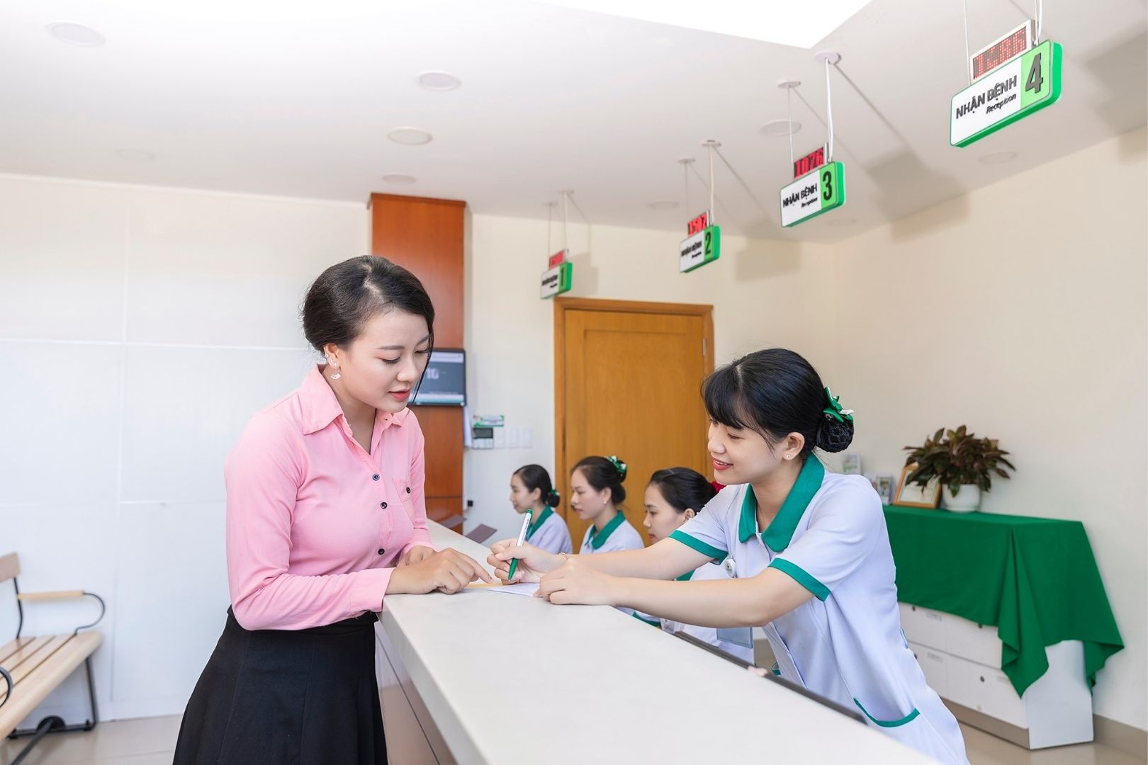 Bảo hiểm sức khỏe hỗ trợ giảm gánh nặng viện phí khi điều trị