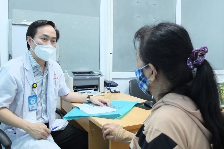 Người bệnh nên trao đổi với bác sĩ về các loại thuốc thuộc phạm vi hưởng BHYT