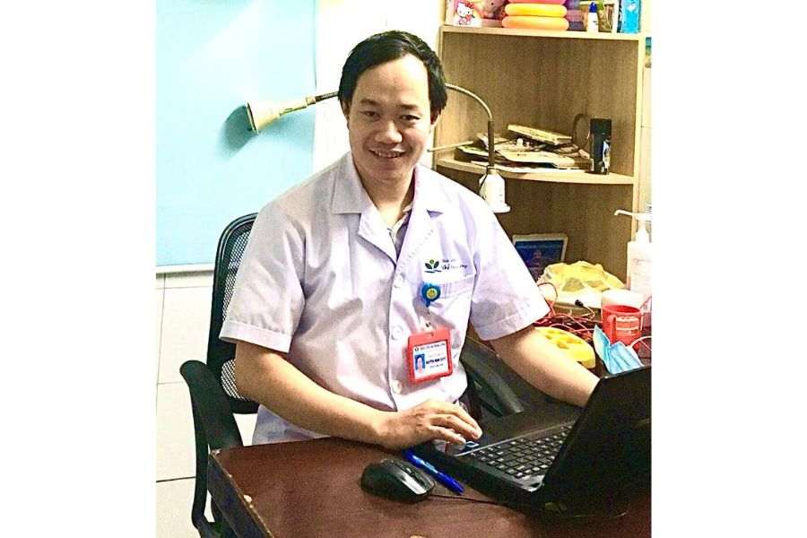 Bác sĩ Nguyễn Minh Quyết là chuyên gia tâm lý trẻ vị thành niên uy tín được nhiều phụ huynh tin tưởng