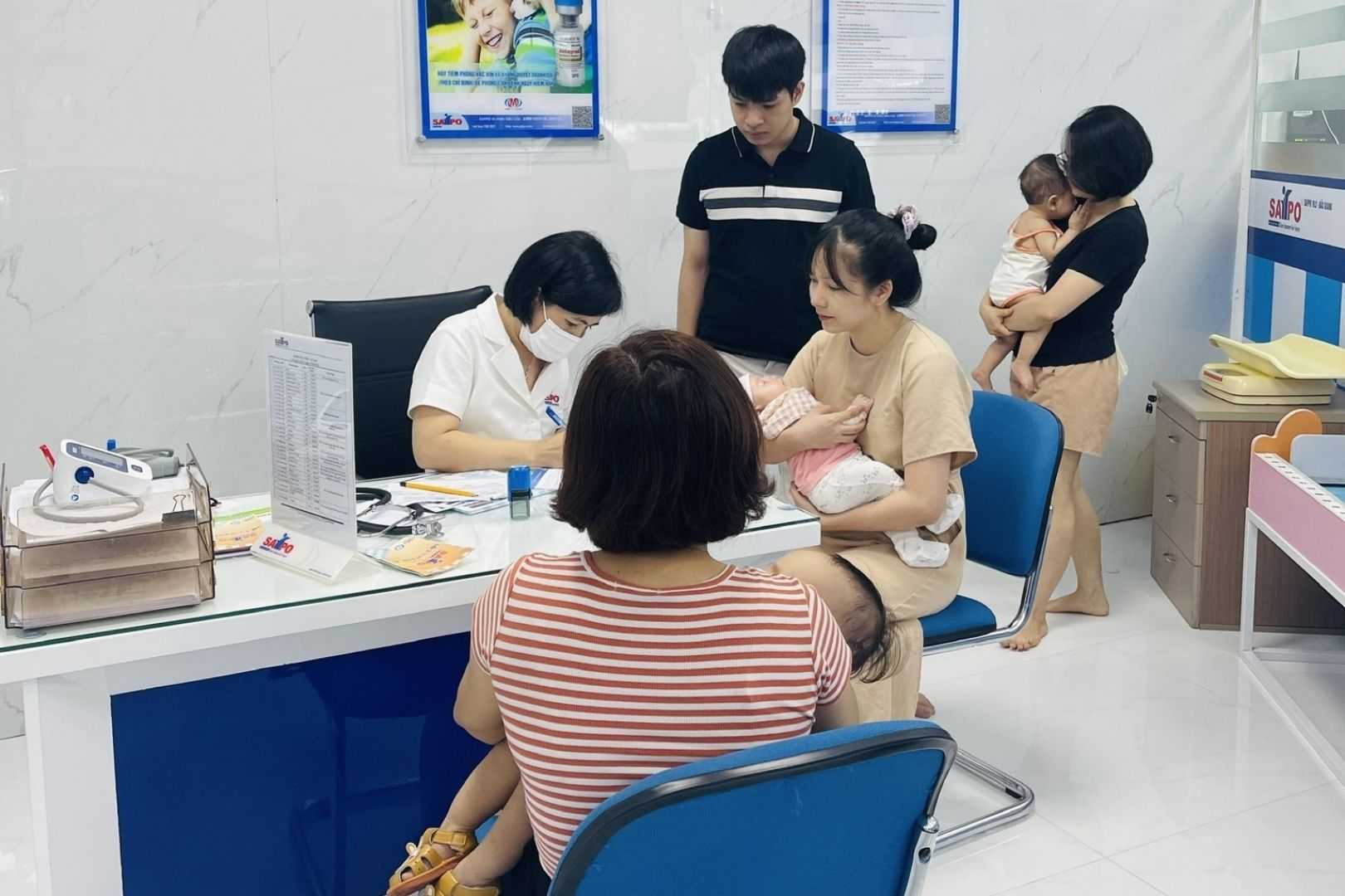 Khách hàng tìm hiểu thông tin tiêm chủng tại Safpo