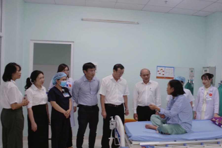 Thăm khám bệnh nhân tại Bệnh viện Đa khoa khu vực Ngọc Hồi